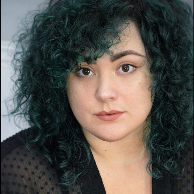 Amanda de la Guardia Headshot